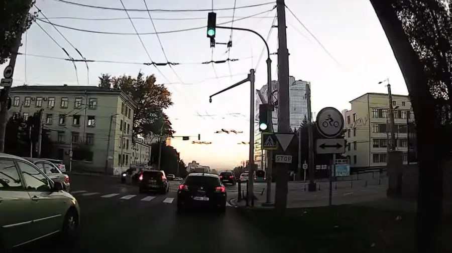 VIDEO Momentul în care un motociclist este lovit de o mașină, surprins de camere în centrul Chișinăului