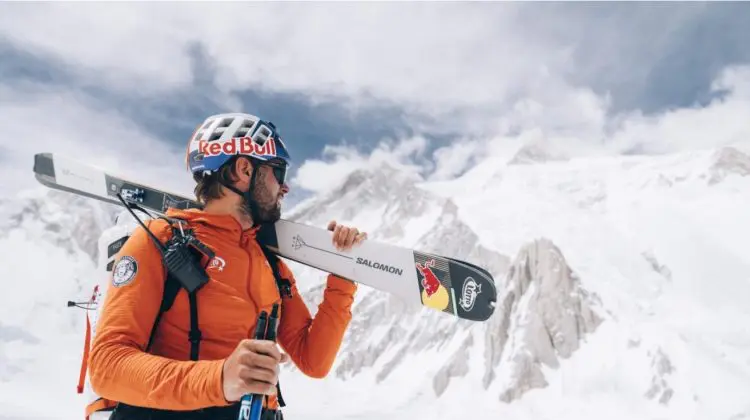 Un alpinist polonez a devenit primul om care a coborât de pe Everest pe schiuri, fără mască de oxigen