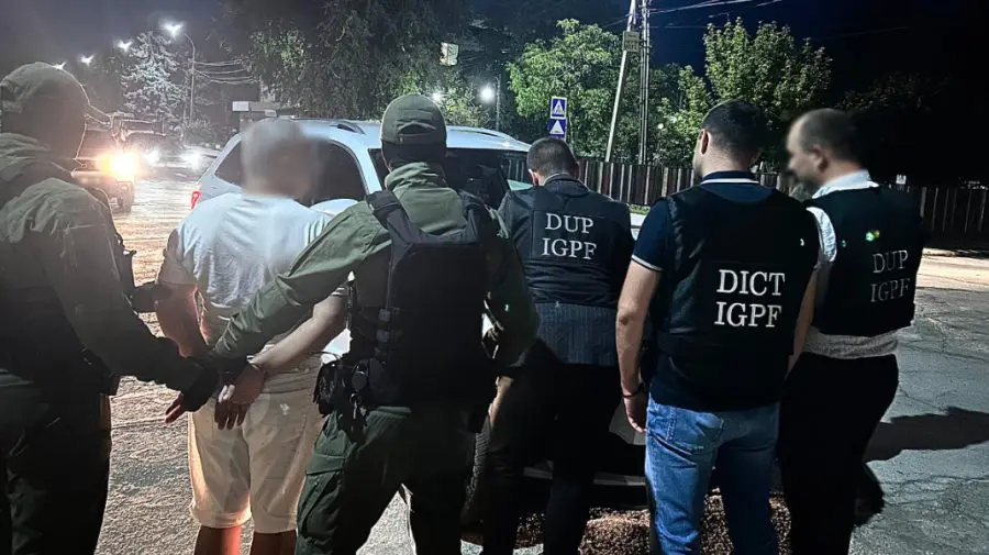 VIDEO Ar fi șantajat un ucrainean cu 5.000 de dolari pentru o călătorie ilegală. Un bărbat, reținut