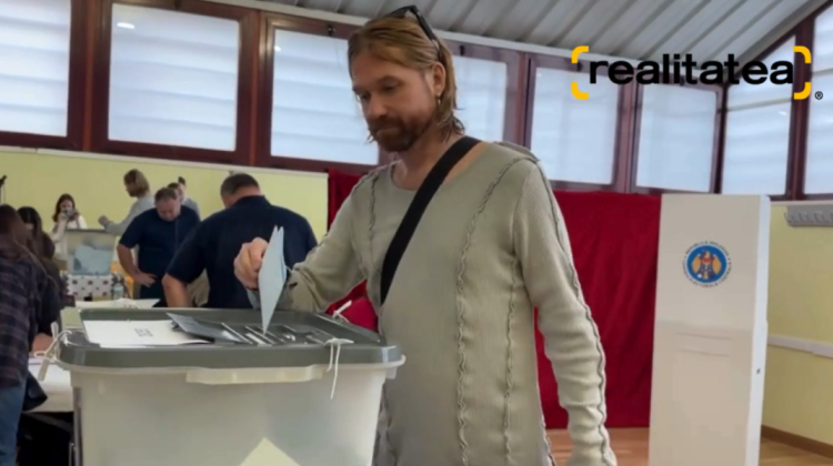 VIDEO Basistul Maxim Andriușcenko a votat la Madrid înaintea concertului formației Bi-2