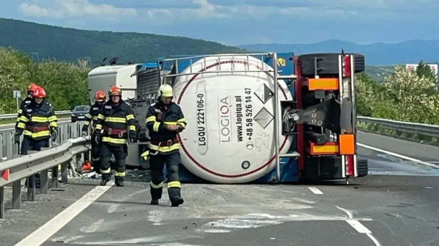 VIDEO Pericol la Vaslui! Un moldovean, rănit după răsturnarea unei cisterne cu gaz metan