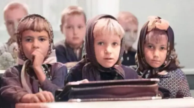 Cum arăta prima zi de școală acum 60 de ani? FOTO cu viața elevilor de la sat și de la oraș