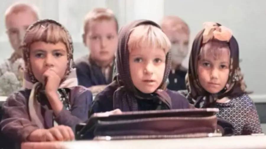 Cum arăta prima zi de școală acum 60 de ani? FOTO cu viața elevilor de la sat și de la oraș
