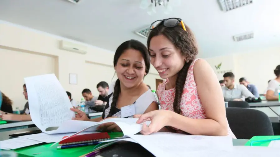 Burse de merit pentru elevii și studenții de etnie romă, în noul an de studii