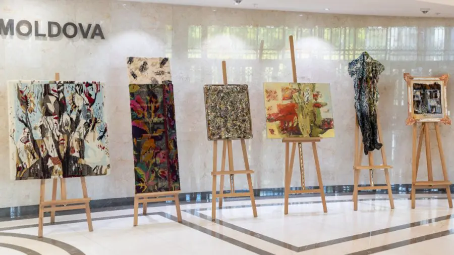 Parlamentul găzduiește expoziția „Simfonia materiei”, semnată de tineri artiști plastici
