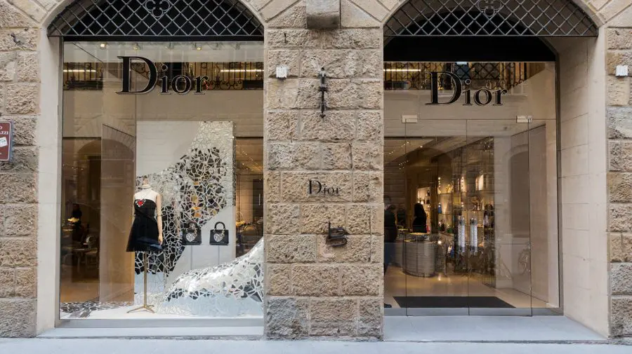 Jaf de 200.000 de euro la magazinul Dior din Florența: hoții au intrat prin pivnițele clădirii vecine