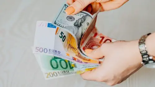 Curs valutar 17 septembrie 2026: Cât valorează un euro și un dolar