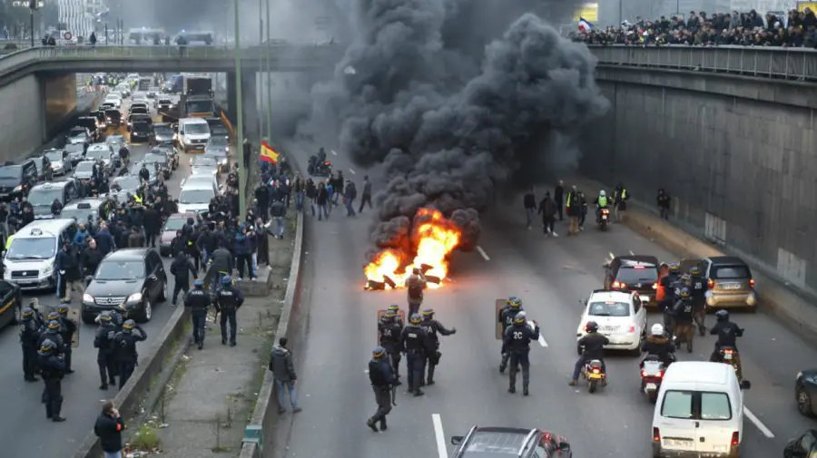 Criză și proteste în Franța: țara paralizată de greve și tensiuni sociale