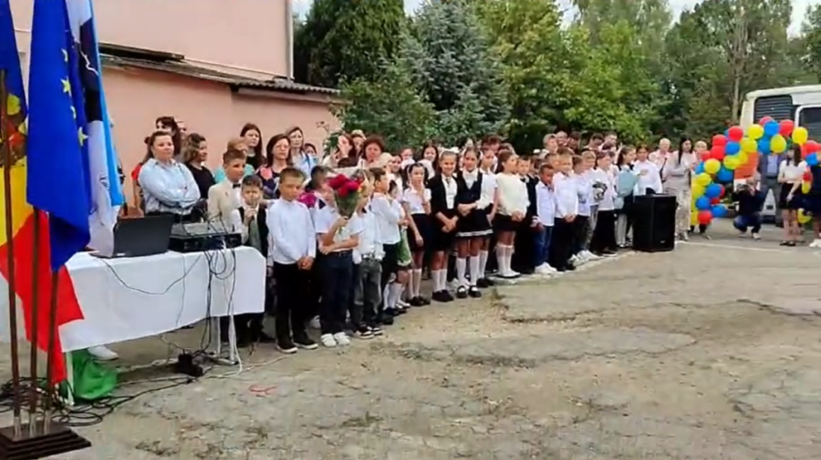VIDEO Clipe emoționante: A răsunat imnul R. Moldova la liceul de limba română din Tiraspol pentru primul sunet