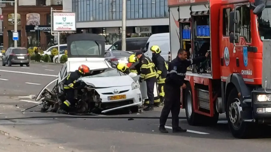 FOTO Un taxi a fost făcut praf la Telecentru. Șoferul la spital, circulația troleibuzelor afectată