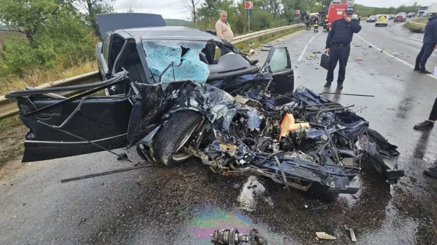 FOTO, VIDEO O mașină s-a lovit grav într-un camion la Sângerei. Sunt victime