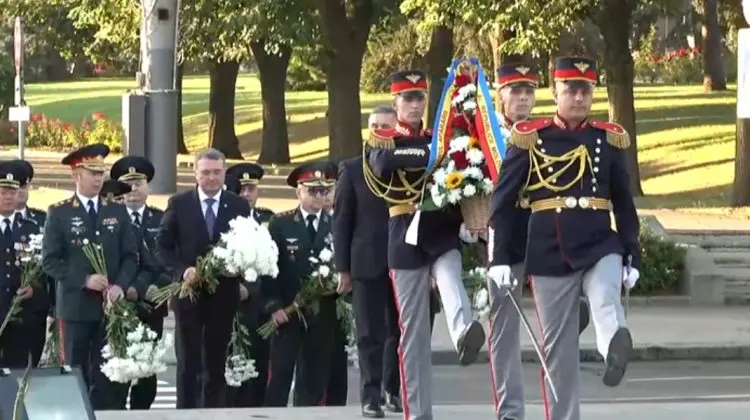 VIDEO Ziua Armatei Naționale: Depuneri de flori la monumentul lui Ștefan cel Mare și Sfânt
