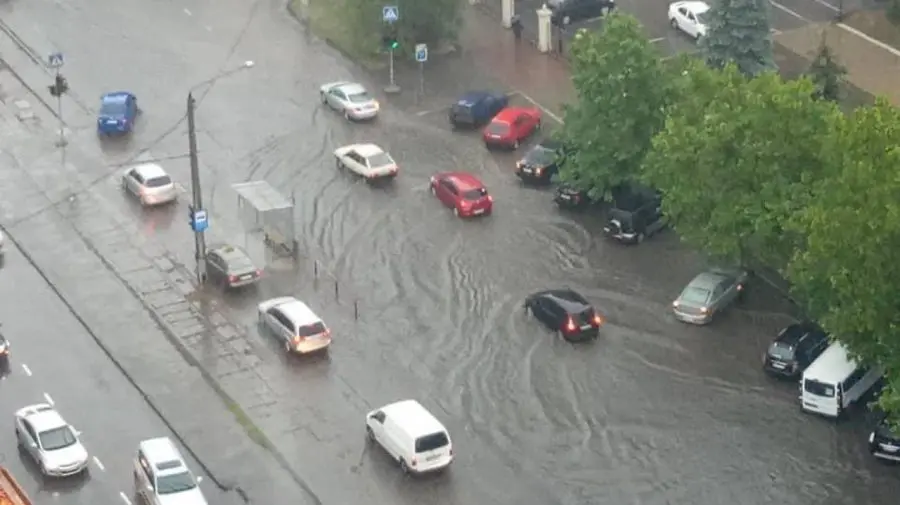 VIDEO Odesa sub ape. Într-o noapte a plouat cât într-o lună