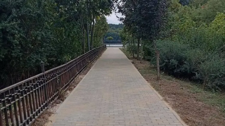 Pe jos spre parc? A fost reabilitată aleea care leagă strada Constantin Stere de Valea Morilor