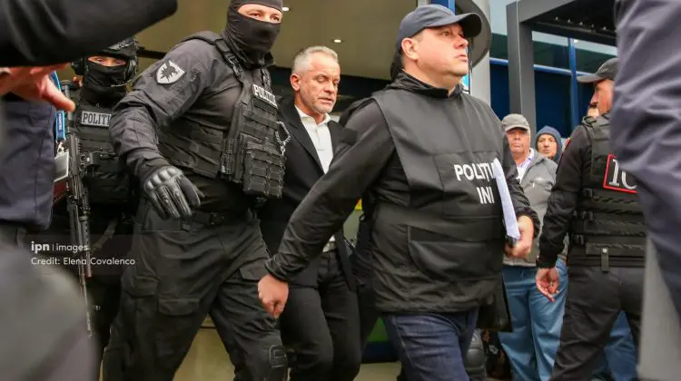 VIDEO Plahotniuc a fost scos după aproape o oră din AEC și dus la Penitenciarul nr. 13