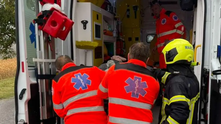 A intrat cu mașina în copac pe traseul Ungheni–Nisporeni. Tânăr salvat de pompieri