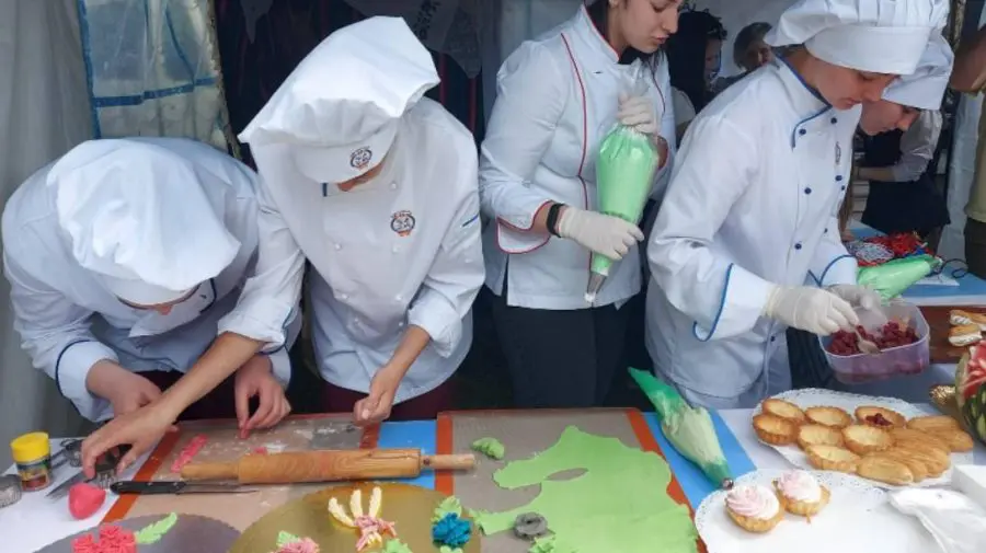 Școlile profesionale așteaptă absolvenții de gimnaziu la studii. Pot fi înmatriculați și cei cu examene nesusținute