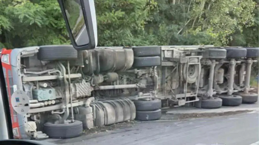 TIR din Republica Moldova, răsturnat pe un drum din România. Șoferul a sunat la 112