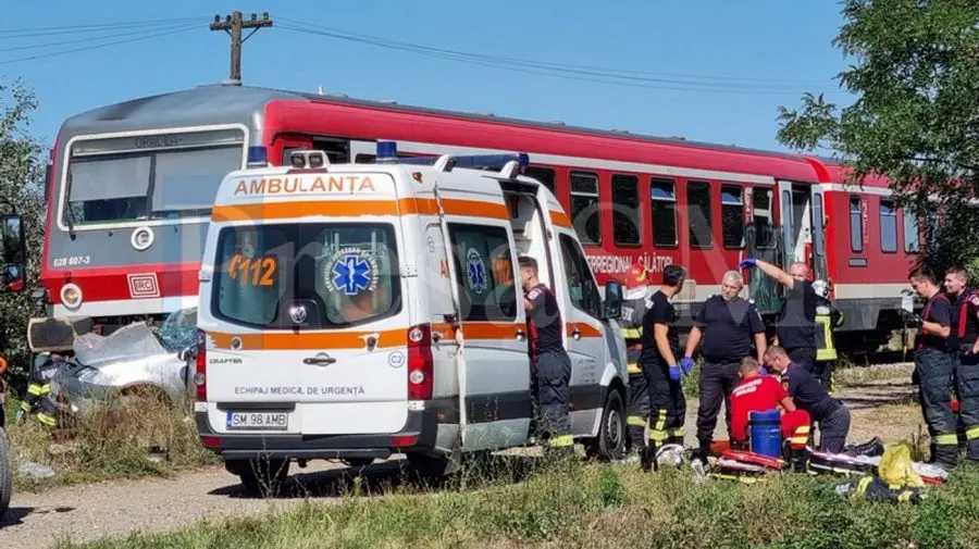 Momente de groază în Iași: Un autoturism, spulberat de tren cu un copil la bord