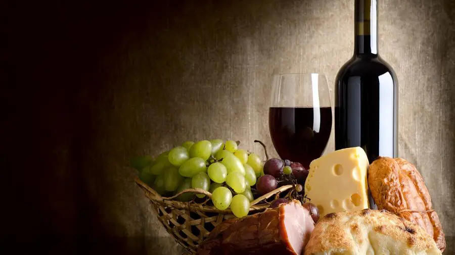 Gata cu „mulțumesc” sub formă de brânză sau vin?! Corupția cu produse perisabile nu se va mai ascunde sub „protocol”