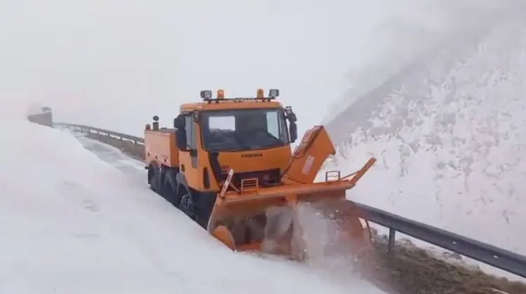 Condiții extreme pe Transalpina: circulația a fost oprită până miercuri din cauza gheții și a vântului puternic