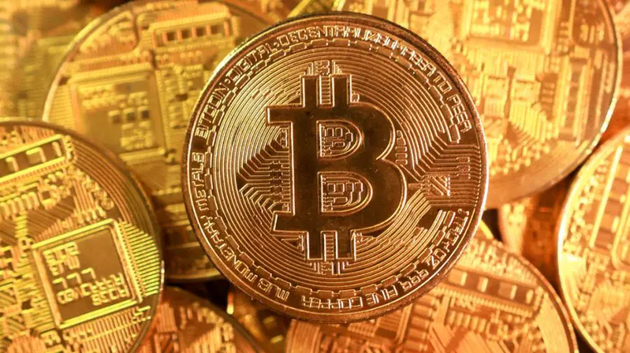 Cum este influențat prețul Bitcoin de economia globală