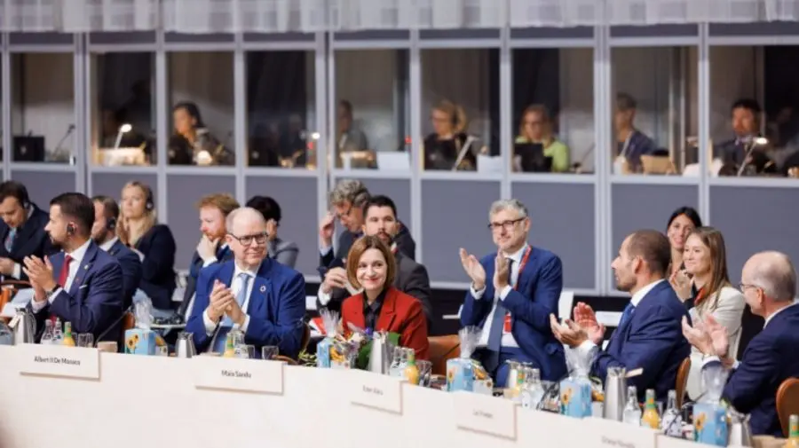Ovaționată de liderii UE, Maia Sandu a fost la summitul CPE „cu mandat de la cetățeni de a avansa aderarea R. Moldova”