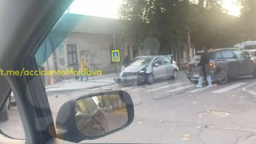 Carambol matinal în centrul Chișinăului. Trei autoturisme s-au ciocnit, iar o tânără a fost rănită