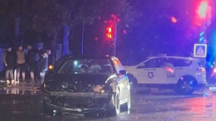VIDEO Trei mașini s-au lovit violent în Capitală. O persoană rănită și un șofer reținut