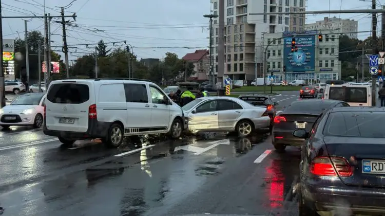 FOTO Patru mașini au fost implicate într-un accident în Capitală. Poliția îndeamnă șoferii la prudență