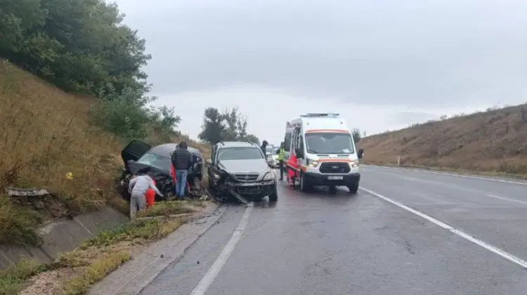 Impact violent la Florești. Trei persoane au fost duse la spital