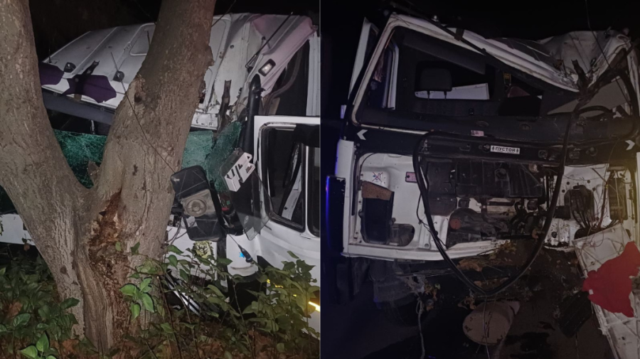 FOTO Un șofer de camion a decedat, după ce s-a izbit cu vehiculul de un arbore. Cabina a devenit morman de fiare