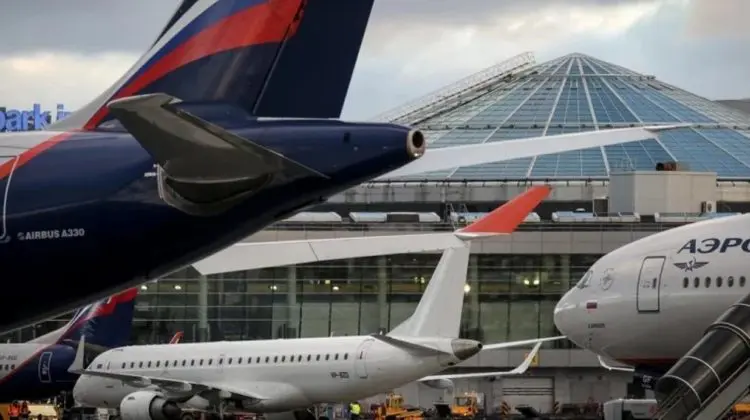 Trei aeroporturi din Moscova au fost închise după atacuri cu drone ucrainene. Zone industriale vizate