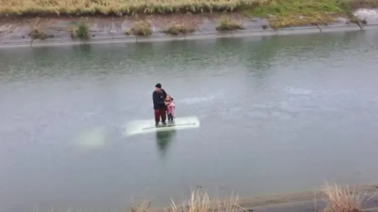 Imagini dramatice în Argeș: Un bătrân și o fetiță, salvați de pe plafonul unei mașini căzute în canal