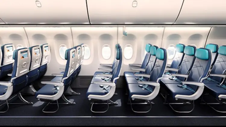 Vrei să înclini scaunul în avion? O companie aeriană ia bani pentru asta, altfel trebuie să dormi drept