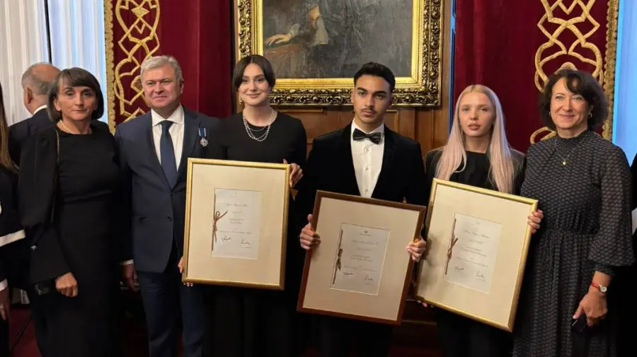 Trei studenți din Republica Moldova au primit burse de excelență din partea Familiei Regale a României
