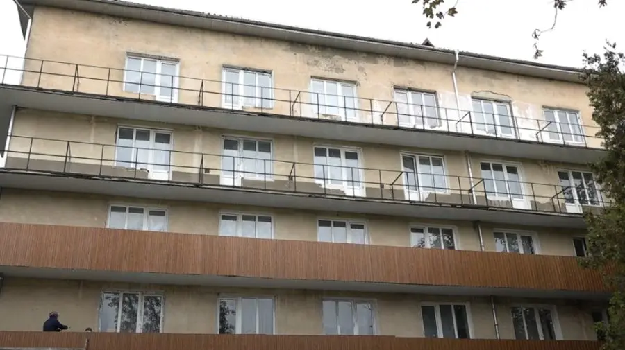 VIDEO Caz ieșit din comun la un cămin din Bălți. Un băiat a fost bătut crunt de colegii săi băuți