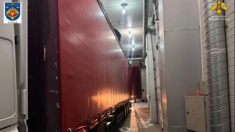 Țigări de contrabandă, ascunse în tavanul unui camion la vama Leușeni-Albița