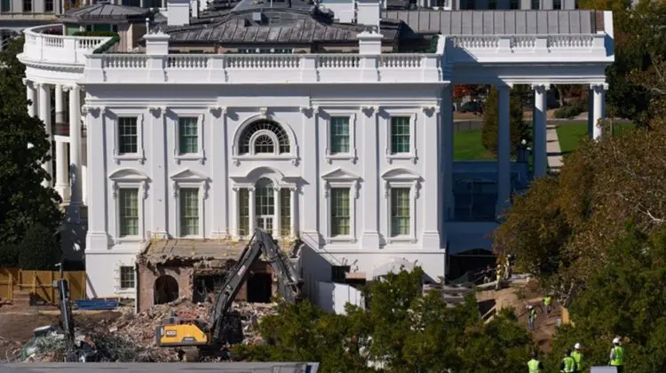 Trump a demolat aripa de est a Casei Albe pentru a construi o sală de bal grandioasă