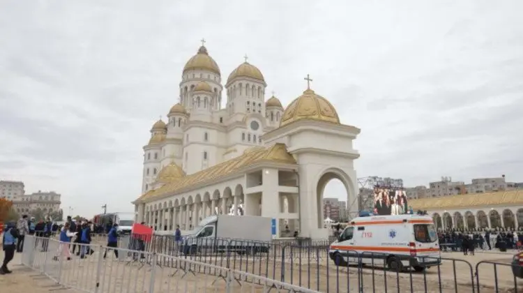 LIVE Mii de credincioși participă la sfințirea picturii din Catedrala Națională din București