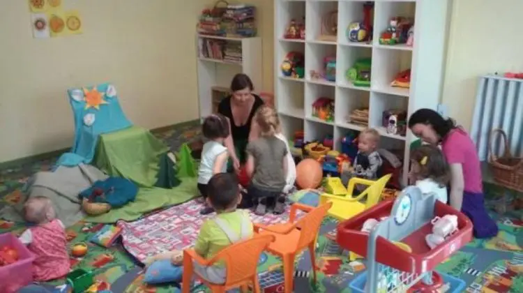 Nicio mamă și niciun copil lăsați fără sprijin: noi standarde pentru centrele maternale