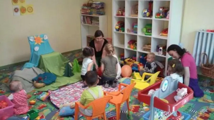 Nicio mamă și niciun copil lăsați fără sprijin: noi standarde pentru centrele maternale