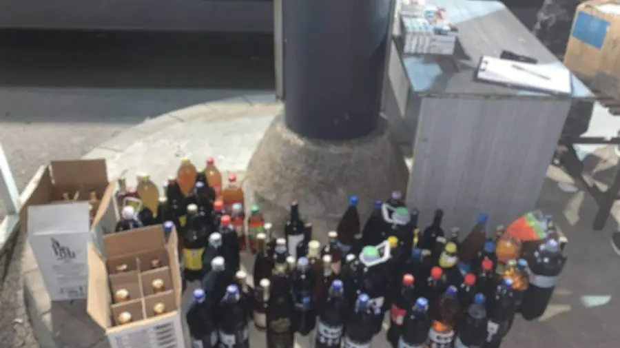 FOTO Zeci de sticle de vin și divin, ridicate de vameșii români la hotar. Călătorii „au uitat” să le declare