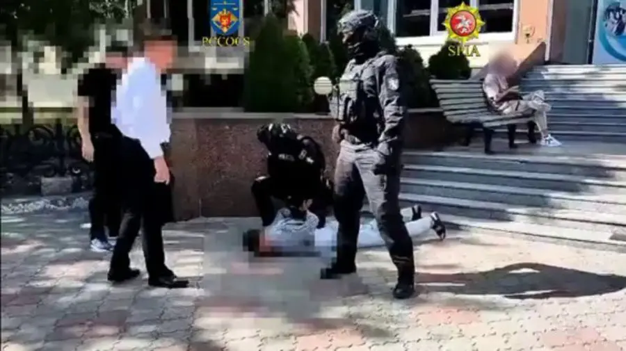 Au încercat să șteargă amenzi, dar au ajuns la închisoare. Doi bărbați, arestați