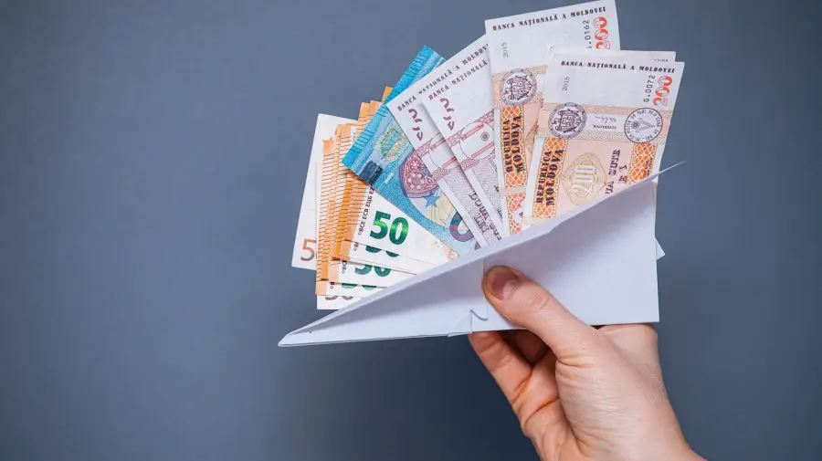 Curs valutar 24 octombrie 2025: Cât valorează un euro și un dolar
