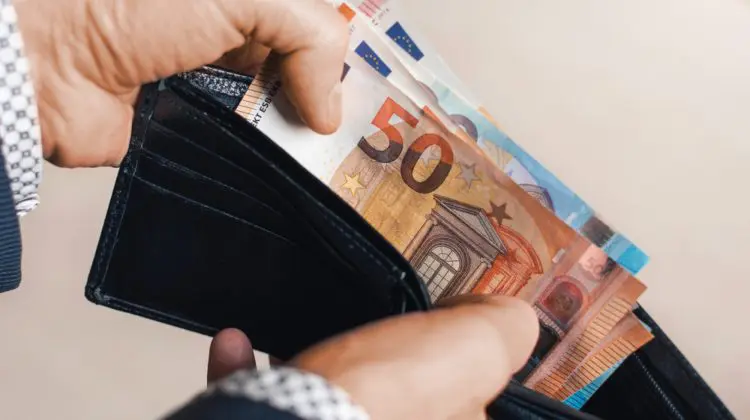Dolarul crește din nou: Cursul valutar oficial pentru 10 octombrie