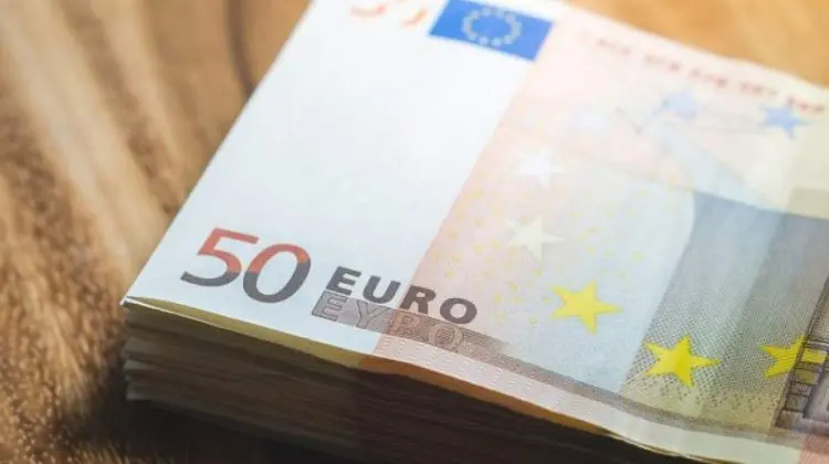 Curs valutar 28 octombrie 2025: Cât valorează un euro și un dolar