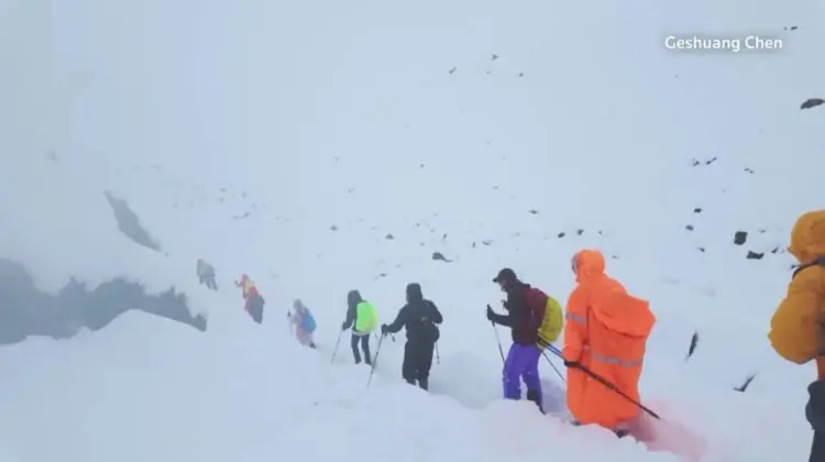 Aproape o mie de turiști, blocați pe versantul estic al Everestului din cauza unei furtuni de zăpadă