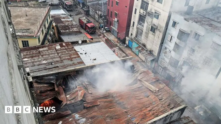 Incendiu la o fabrică de confecții din Bangladesh: Cel puţin 16 persoane au murit