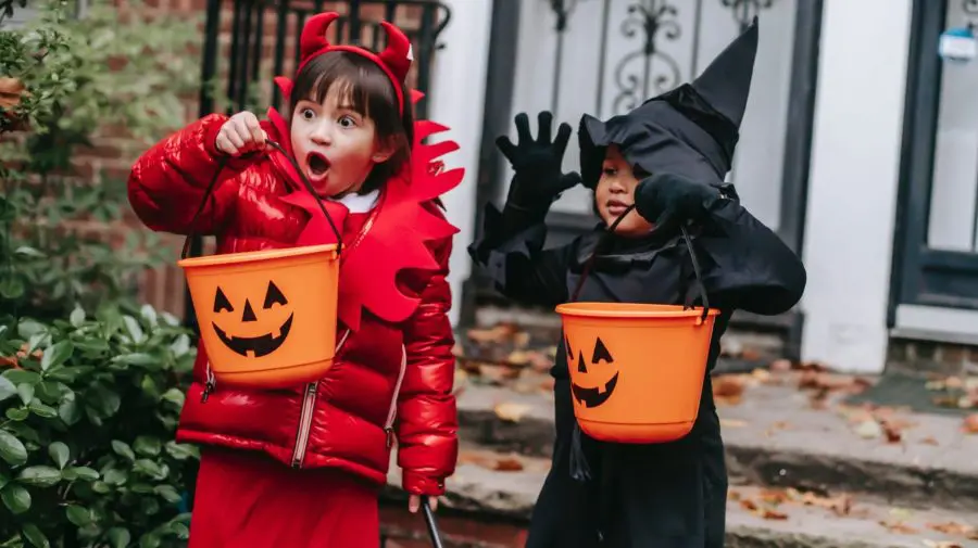 Panică înainte de Halloween în Texas: Părinți au găsit ace de cusut ascunse în bomboanele copiilor